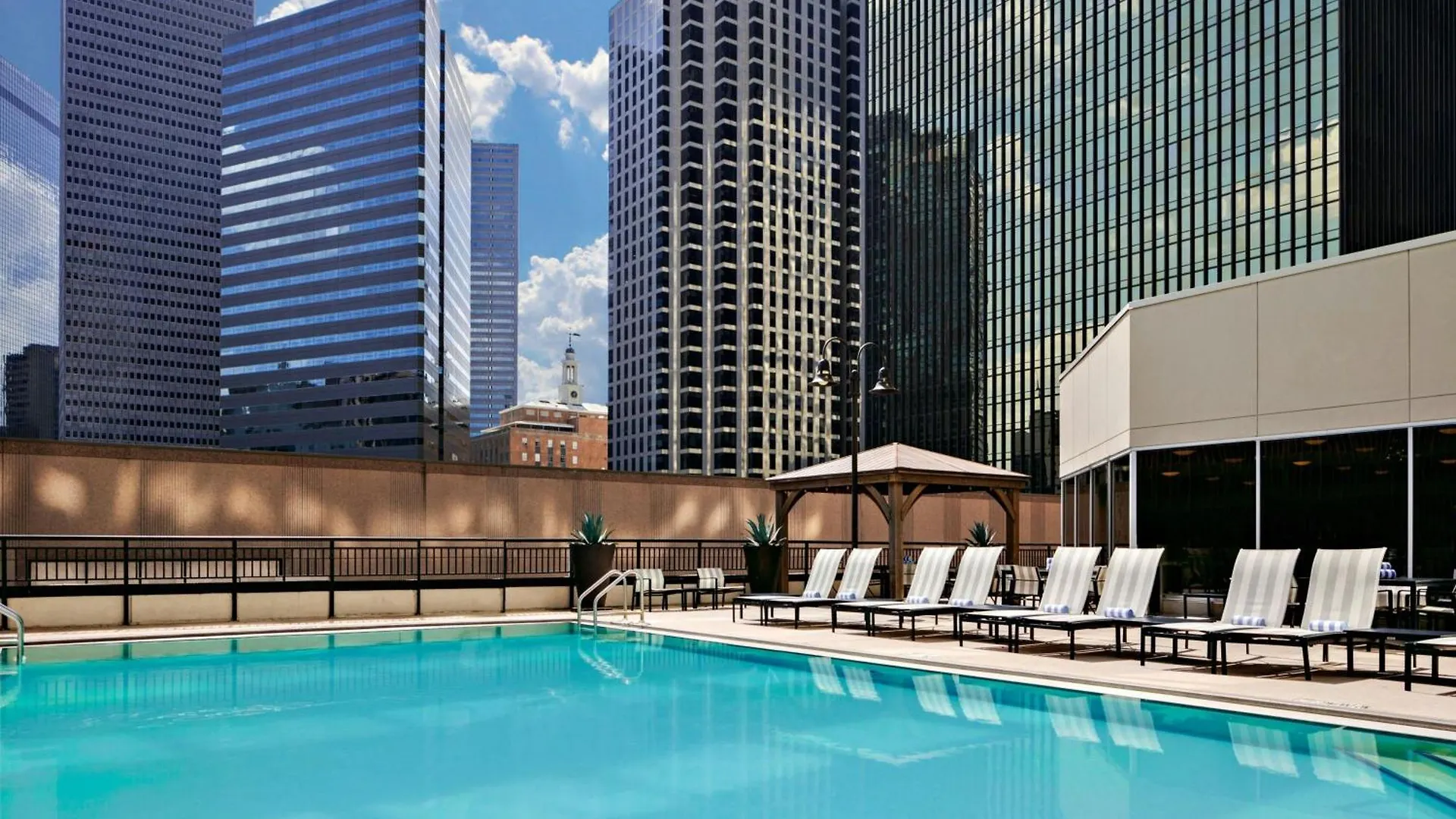4 Hoteles cerca de la Colección de Arte Asiático en Dallas que Vale la Pena Reservar